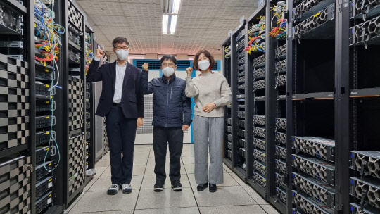 윤찬(왼쪽부터) 대구시 정보시스템장과 유성필 정보화담당관, 박정임 주무관이 D-클라우드 센터에서 기념촬영 하고 있다.  대구시 제공